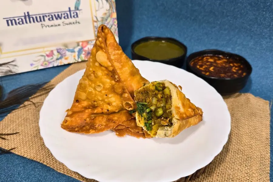 Hot aloo samosa at Mathurawala, Baner